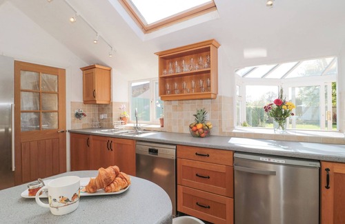 Compton Dundon Cottage | METCALFE HOUSE, pet friendly, with open fire in Street