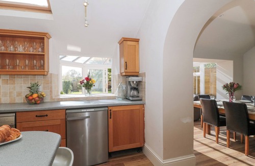 Compton Dundon Cottage | METCALFE HOUSE, pet friendly, with open fire in Street