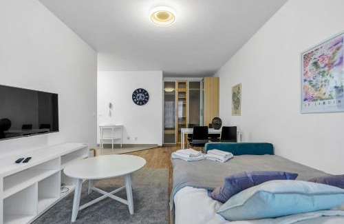Gorce Apartment | Metro Bemowo Comfort Studio by BookingHost