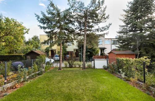 Targowek Apartment | Metro Zacisze Fausta House with Garden by BookingHost