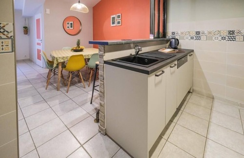 Marseillan House | Meublé de tourisme *, tropézienne-style terrace, large private garage.