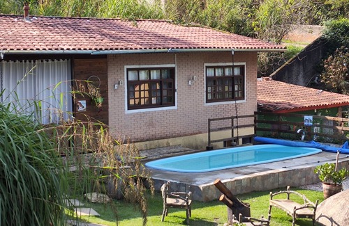Mairipora Ski Chalet | Mezzanine space! barbecue, pizza oven, wood-burning stove, swimming pool.