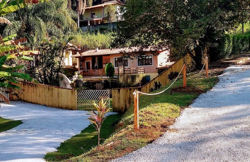Mairipora Ski Chalet | Mezzanine space! barbecue, pizza oven, wood-burning stove, swimming pool.