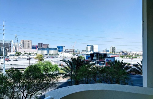 Las Vegas Apartment | MGM Signature Balcony Suite 5805 NO RESORT FEE