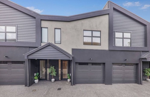 Brighton East House | Mia-2B2B-Exceptional Style Living In Brighton East