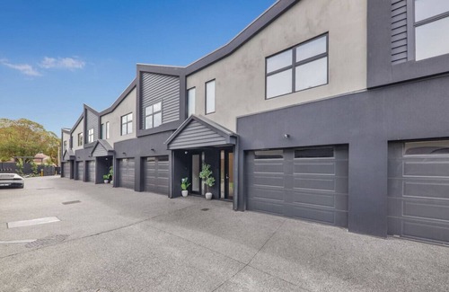 Brighton East House | Mia-2B2B-Exceptional Style Living In Brighton East