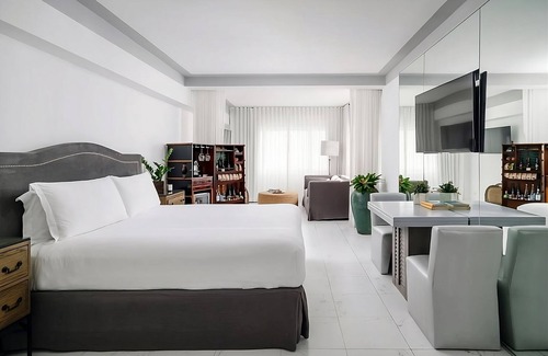 City Center Resort | Miami Magic: Where Style Meets Seaside! Beachfront Location w/Outdoor Pool!