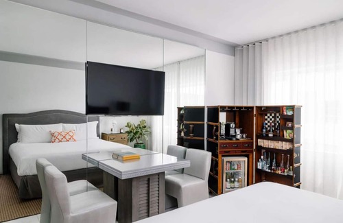 City Center Resort | Miami Magic: Where Style Meets Seaside! Beachfront Location w/Outdoor Pool!
