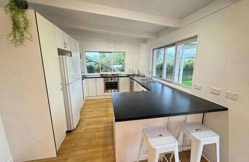 Surfdale House | Miami one one - Entire House - Walk to Beach, Village and 2 Vineyards