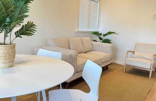 Surfdale House | Miami one one - Entire House - Walk to Beach, Village and 2 Vineyards