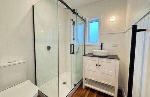 Surfdale House | Miami one one - Entire House - Walk to Beach, Village and 2 Vineyards
