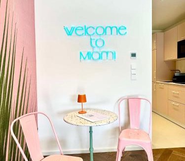 Bad Aussee Apartment | Miami Vice Appartement mit Balkon & Flussblick-Das Alpenzeit im Zentrum mit Parkplatz
