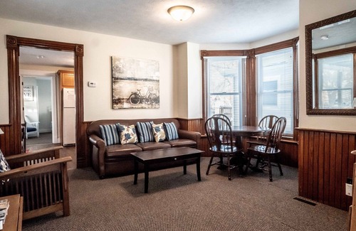 South Haven Apartment | Michiana Apartment #2: Two bedroom one bath apartment in downtown South Haven!