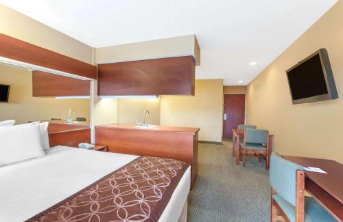 Rogers Hotel | Microtel Inn by Wyndham Rogers