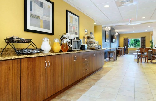 Columbus Hotel | Microtel Inn & Suites by Wyndham Columbus/Near Fort Moore