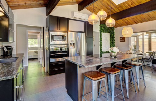 North End House | Mid-Century Hideaway in Boise’s North End - 10m to Downtown + 35m to Skiing.