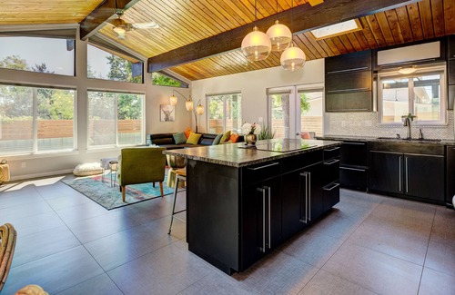 North End House | Mid-Century Hideaway in Boise’s North End - 10m to Downtown + 35m to Skiing.