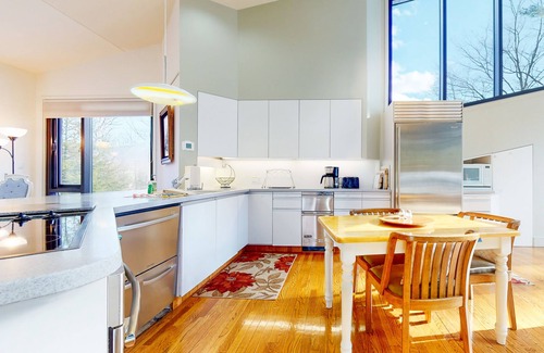 Jackson House | Mid-century home with incredible Mt. Washington view, private sauna & deck