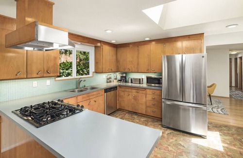 Lake Forest Park House | Mid century modern retreat w/expansive garden and central A/C