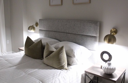 Downtown Apartment | Mid-Century Modern GEM! Great for long term stays!