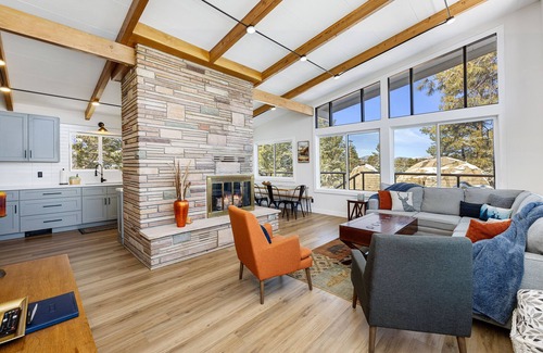 Prescott House | Mid Century Modern home in the boulders. Amazing views. 1.4 miles from downtown.