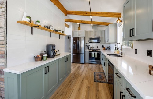 Prescott House | Mid Century Modern home in the boulders. Amazing views. 1.4 miles from downtown.