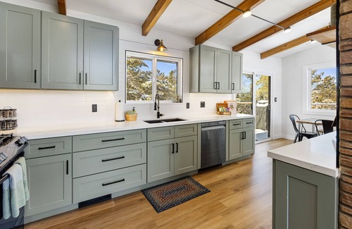 Prescott House | Mid Century Modern home in the boulders. Amazing views. 1.4 miles from downtown.