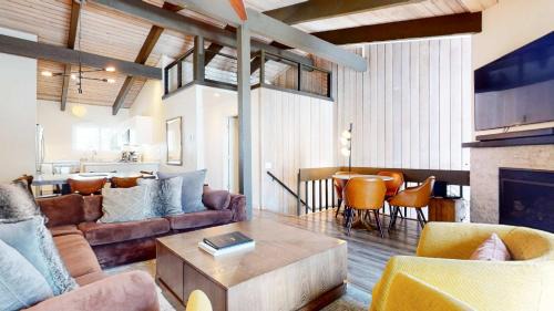 Mammoth Lakes House | Mid Century Modern Cabin #212 - Walk to Village