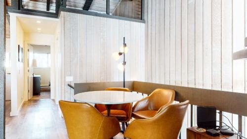 Mammoth Lakes House | Mid Century Modern Cabin #212 - Walk to Village