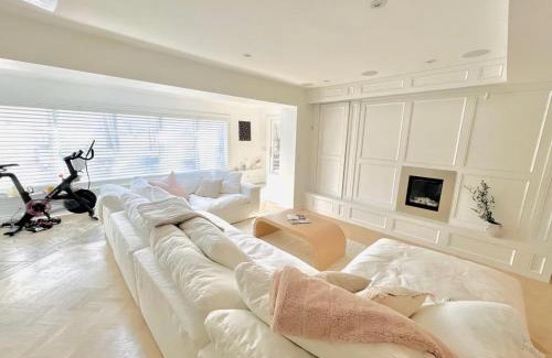 Mississauga Ski Chalet | Mid-century private retreat