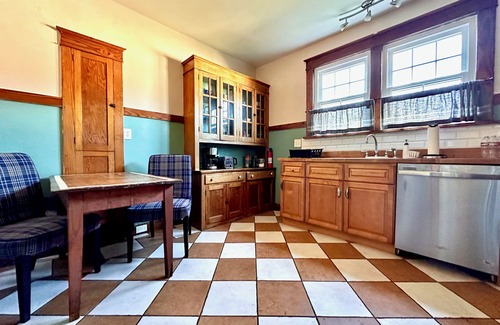 Mid-City Apartment | Mid City 2 BR in Beautiful Arts and Crafts House