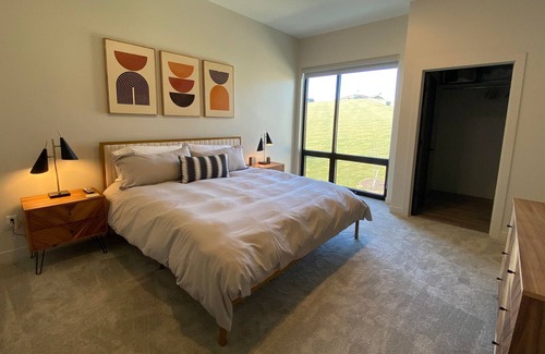 Manhattan Condo | Mid-Mod MHK condo minutes from downtown Manhattan & Colbert Hills Golf Course