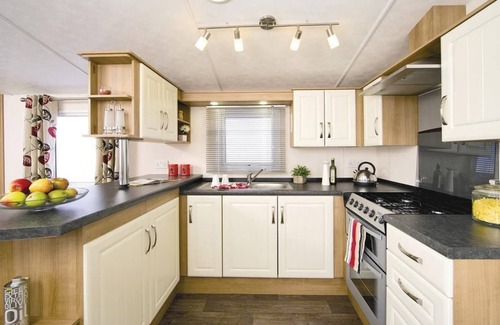 Burnham-on-Sea House | Mid range 12ft-wide caravan with one double and one twin.