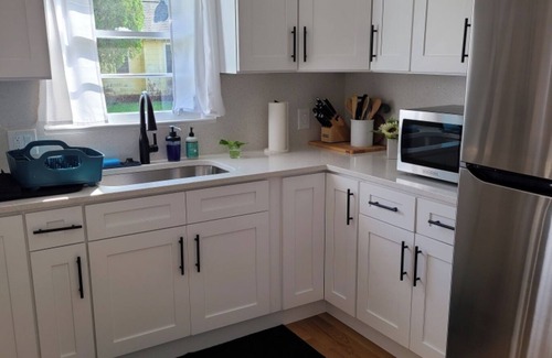 Live Oak House | Mid-term, open-floor home full of natural light. 10 min from the River District.