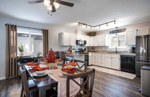 Kalispell House | Mid-Way on 3rd, Sleeps 10, Sauna and Firepit