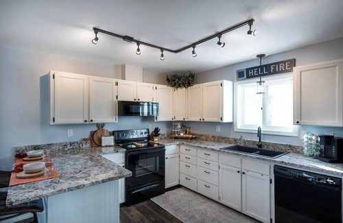 Kalispell House | Mid-Way on 3rd, Sleeps 10, Sauna and Firepit