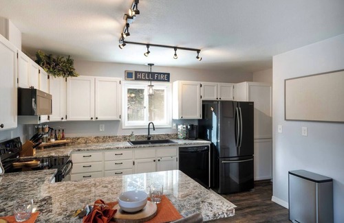 Kalispell House | Mid-Way on 3rd, Sleeps 10, Sauna and Firepit