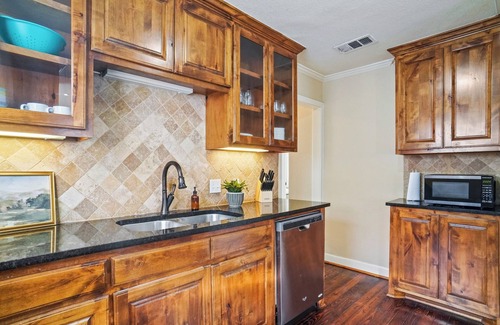 Fort Worth House | Midcentury Modern Home - Close to TCU/Dickies/Zoo!
