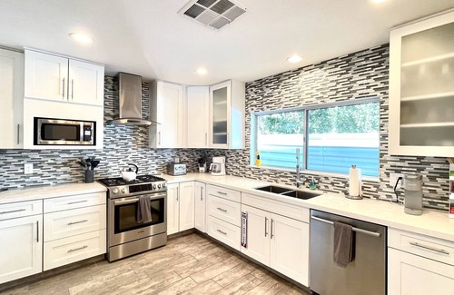 The Mesa House | MidCentury Modern Pool Home: Amazing Views-Close to Downtown!