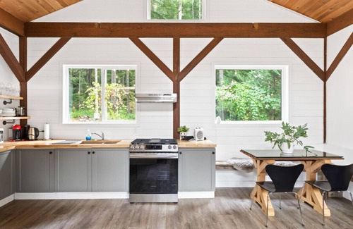 Woodfibre Cabin | Midnight Hideaway: Unique Studio Cabin