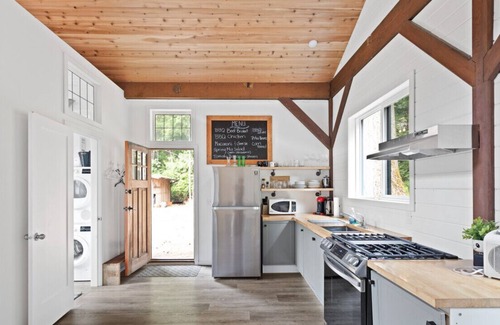 Woodfibre Cabin | Midnight Hideaway: Unique Studio Cabin