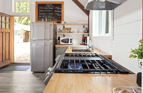 Woodfibre Cabin | Midnight Hideaway: Unique Studio Cabin