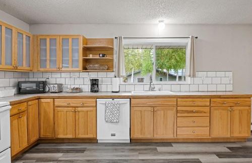 College Apartment | Midnight Sun Viewpoint Aurora