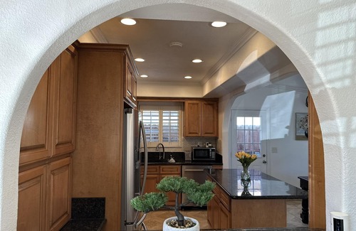 El Rancho House | Midterm Rental: Peaceful House with Big Yard, AC, Wifi, Laundry, Tesla Charger.