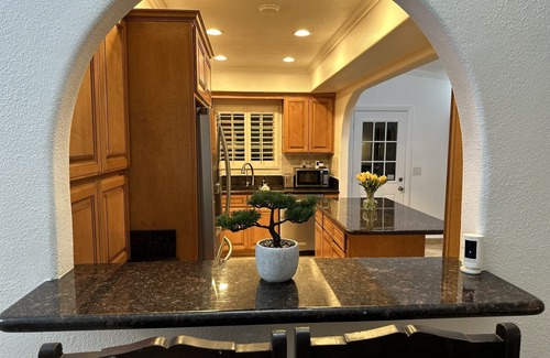 El Rancho House | Midterm Rental: Peaceful House with Big Yard, AC, Wifi, Laundry, Tesla Charger.