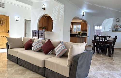 El Rancho House | Midterm Rental: Peaceful House with Big Yard, AC, Wifi, Laundry, Tesla Charger.