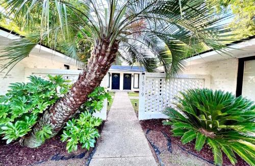 Columbus Apartment | Midtown Modern Apt w Arcade 8 miles to FT Moore