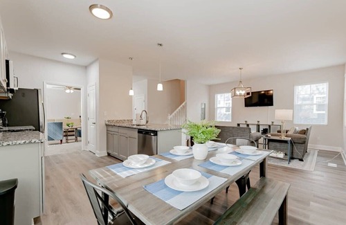 Columbia House | Midtown, Near USC & River - Paired On Pope 1