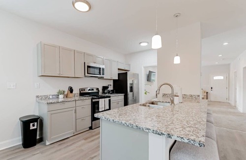 Columbia House | Midtown, Near USC & River - Paired On Pope 1
