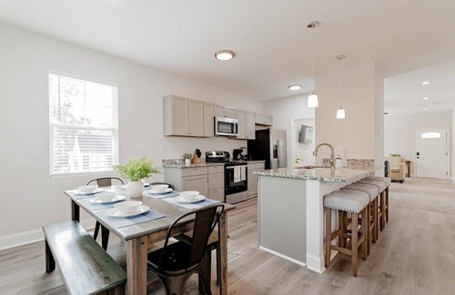 Columbia House | Midtown, Near USC & River - Paired On Pope 1 & 2!